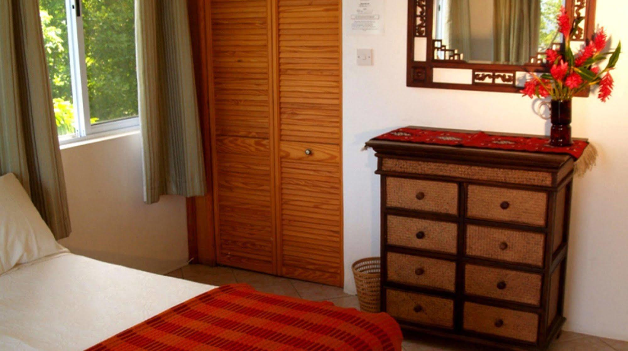 Nature'S Paradise Bed & Breakfast Marigot Bay Exterior photo